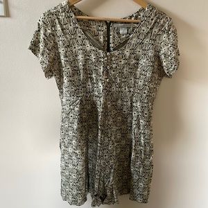 The Limited 90s patterned romper WITH POCKETS!